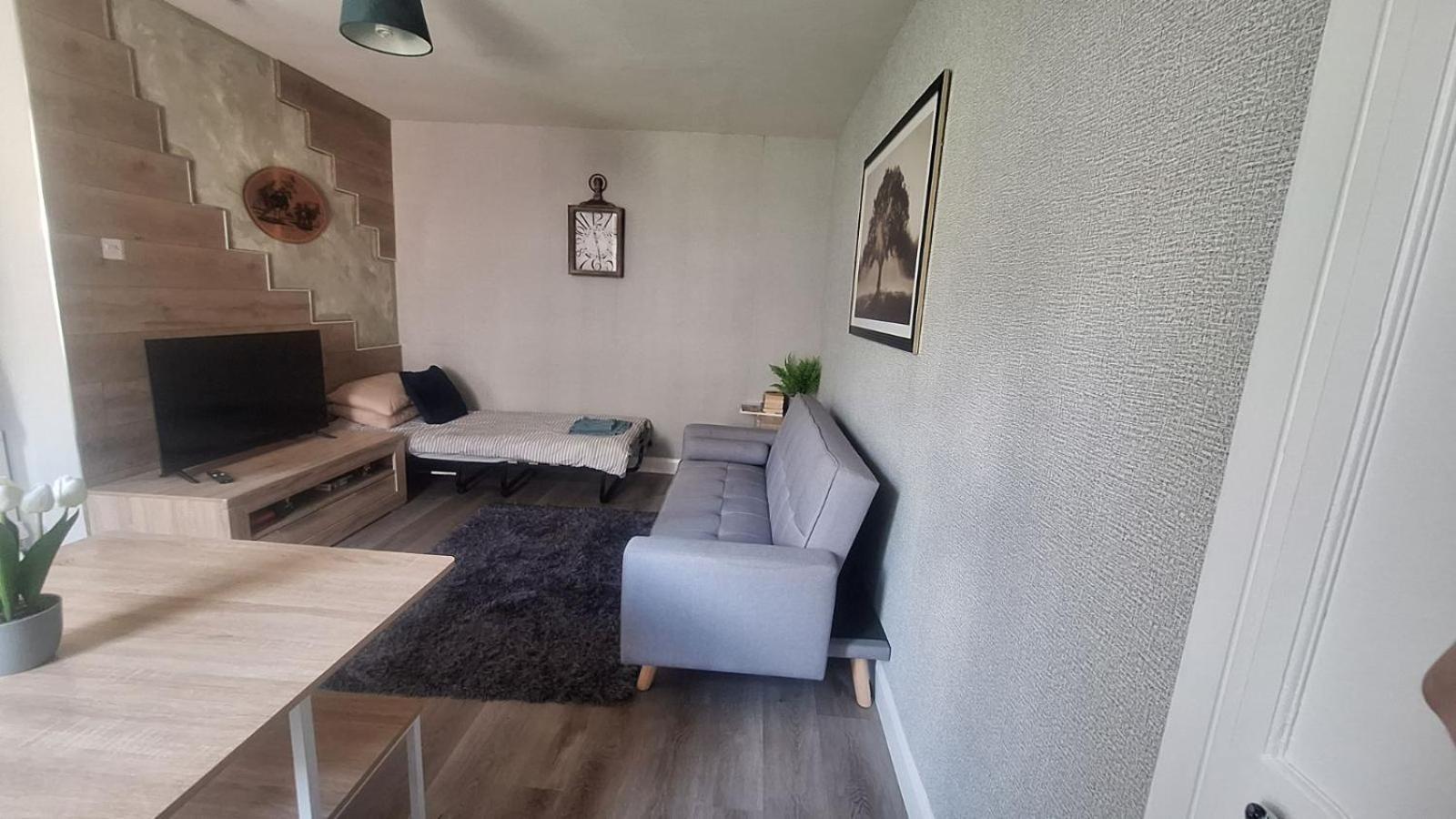 Modern 2 Bedroom And 2 Bath *